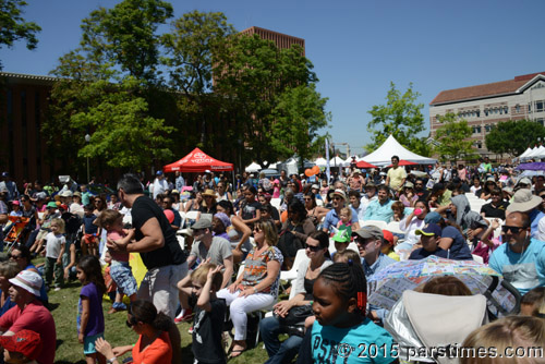 Kids watching the show - USC (April 18, 2015) - by QH