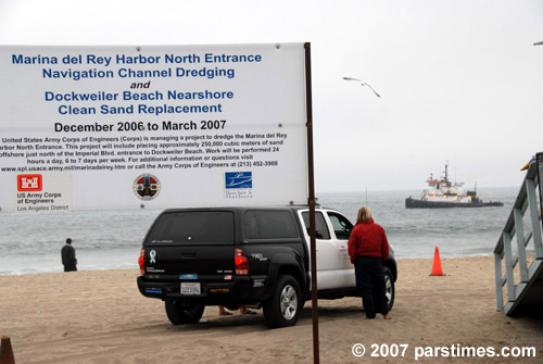 LA County Life Guard talks to the Police  - LA (March 13, 2007) - by QH