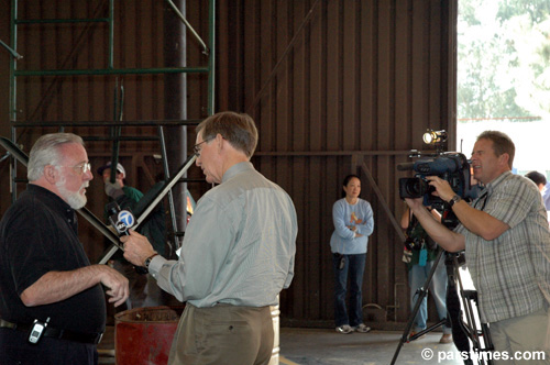 Gene Gleeson of ABC7 talks to a volunteer - by QH