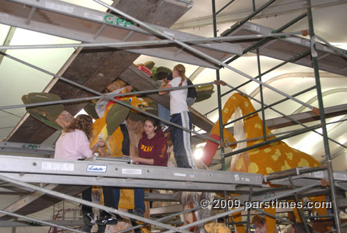 Cal Poly Float, Pasadena (December 28, 2009) - by QH