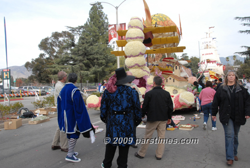 Traders Joe's Float - Pasadena (December 31, 2009) - by QH