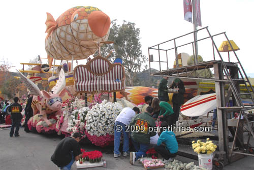 Float Decorations - Pasadena (December 31, 2009) - by QH