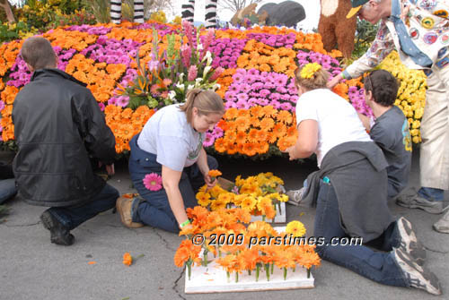 Volunteers working on decorations - Pasadena (December 31, 2009) - by QH