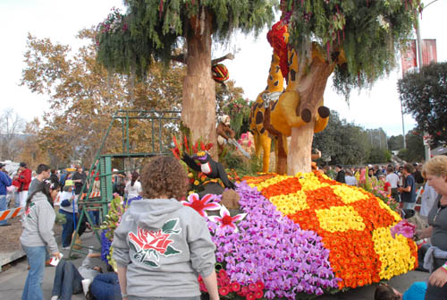 Volunteers working on decorations - Pasadena (December 31, 2009) - by QH