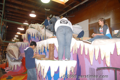 Float Decorations, Pasadena (December 28, 2009) - by QH