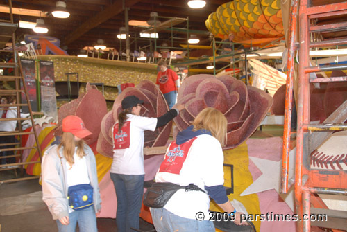 Float Decorations, Pasadena (December 28, 2009) - by QH