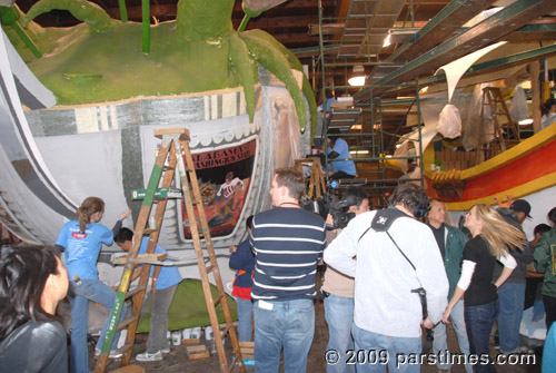 Float Decorations, Pasadena (December 28, 2009) - by QH