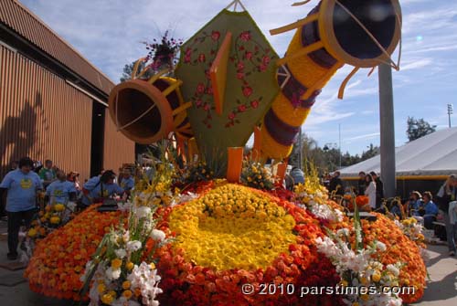 Float Decorations - Pasadena (December 31, 2010) - by QH