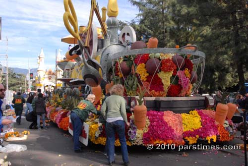 Float Decorations - Pasadena (December 31, 2010) - by QH