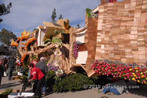 Float Decorations - Pasadena (December 31, 2010) - by QH