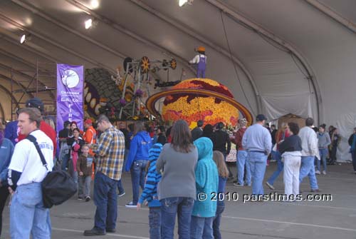 Float Decorations - Pasadena (December 31, 2010) - by QH