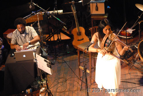 Gingger Shankar & Thavius Beck (October 6, 2007) - by QH