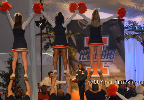 University of Illinois Cheerleaders (December 31, 2007) - by QH