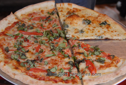 Pizza  (September 25, 2011) - by QH