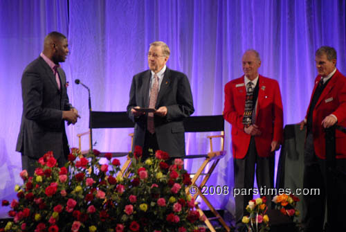 Keyshawn Johnson  Brent Musburger - Pasadena (December 31, 2008) - by QH