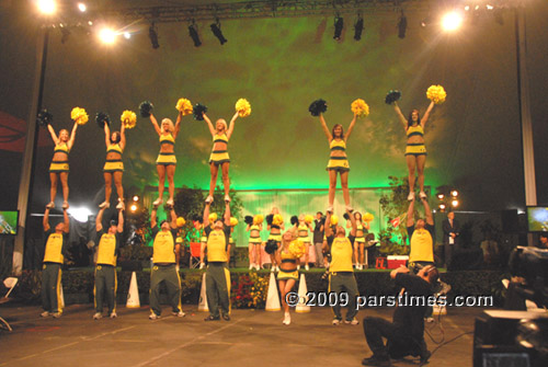 University of Oregon Cheerleaders - Pasadena (December 31, 2009) - by QH