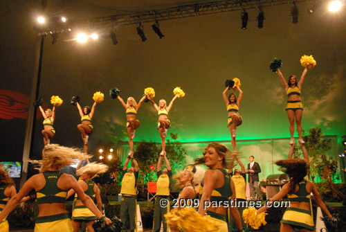 University of Oregon Cheerleaders - Pasadena (December 31, 2009) - by QH