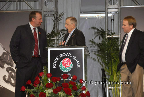 Brent Musburger, Bret Bielema (Wisconsin), Gary Patterson (TCU)  - Pasadena (December 31, 2010) - by QH