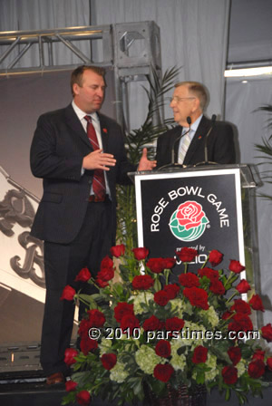 Brent Musburger & Wisconsin Coach Bret Bielema - Pasadena (December 31, 2010) - by QH