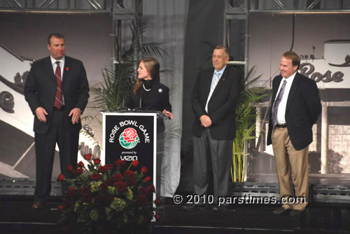 Rose Queen Evanne Friedmann, Brent Musburger & Wisconsin and TCU Coaches - Pasadena (December 31, 2010) - by QH