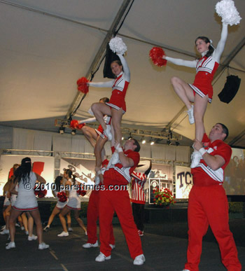 University of Wisconsin Cheerleaders - Pasadena (December 31, 2010) - by QH