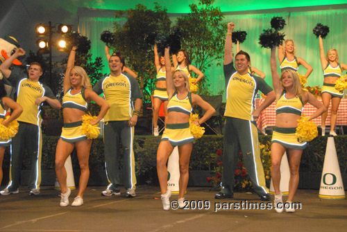 University of Oregon Cheerleaders - Pasadena (December 31, 2009) - by QH