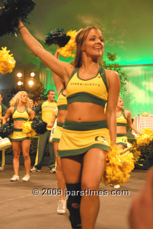 University of Oregon Cheerleaders - Pasadena (December 31, 2009) - by QH