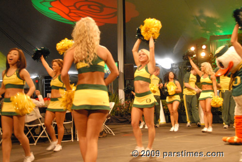 University of Oregon Cheerleaders - Pasadena (December 31, 2009) - by QH