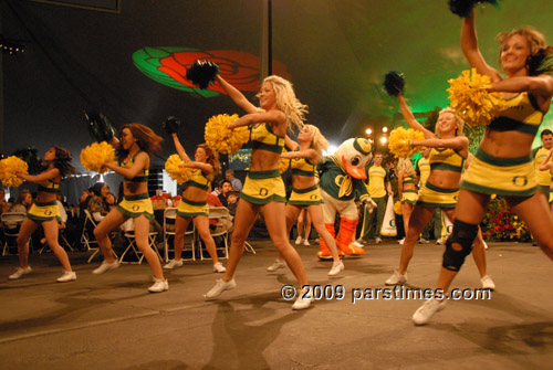 University of Oregon Cheerleaders - Pasadena (December 31, 2009) - by QH