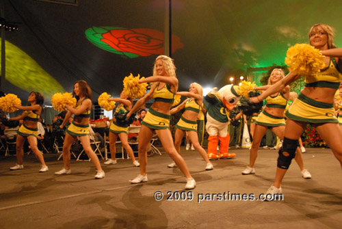 University of Oregon Cheerleaders - Pasadena (December 31, 2009) - by QH