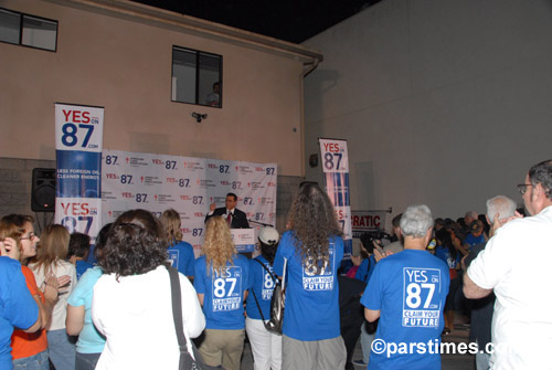 Volunteers listening to Eric Bauman's Speech (November 5, 2006)- by QH