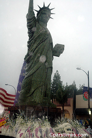 Honda's Float - Rose Parade, Pasadena (January 2, 2006) - by QH