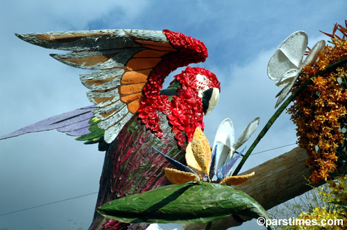 The Automobile Club of Southern California's
Float 'Vacation Paradise' - Pasadena (January 3, 2006)  - by QH