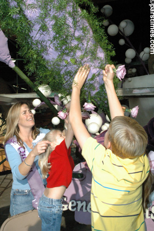 Rose Queen Ann Pizzinat (1984) & Children - Pasadena (December 29, 2005) - by QH