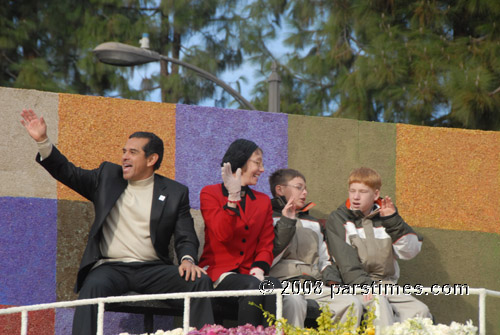 Los Angeles Mayor Antonio Villaraigosa waves from atop the Port of Los Angeles float - Pasadena (January 1, 2008) - by QH