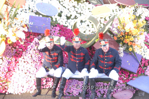 The Farmers Insurance Group float - Pasadena (January 1, 2010) - by QH