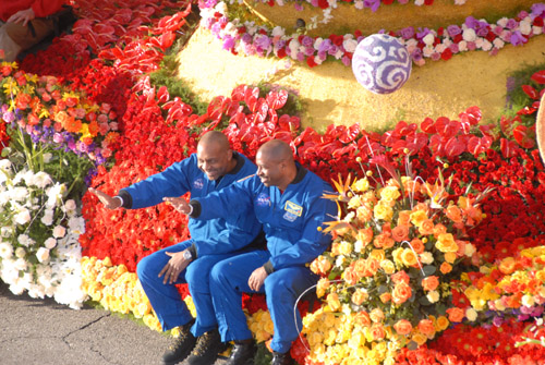 Astronaut Robert Satcher and astronaut Leland Melvin - Pasadena (January 1, 2010) - by QH