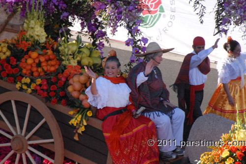 Sierra Madre Rose Float Association 'Sueos de California' (January 1, 2011) - by QH