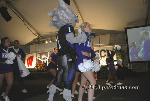 TCU Cheerleaders - Pasadena (December 31, 2010) - by QH