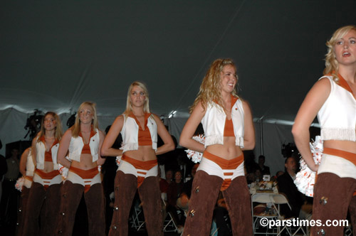 Univrsity of Texas Cheerleaders, Pasadena  - by QH