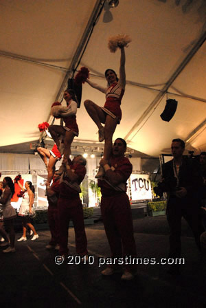 University of Wisconsin Cheerleaders - Pasadena (December 31, 2010) - by QH