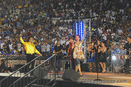 Andy Madadian performing at Rose Bowl (July 21, 2009) - by QH