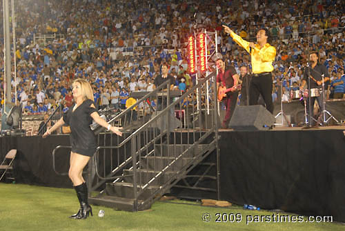 Andy Madadian performing at Rose Bowl (July 21, 2009) - by QH