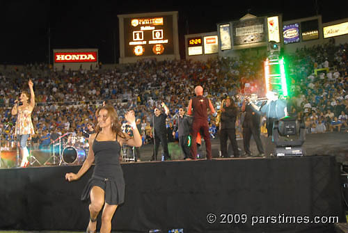 Andy Madadian performing at Rose Bowl (July 21, 2009) - by QH