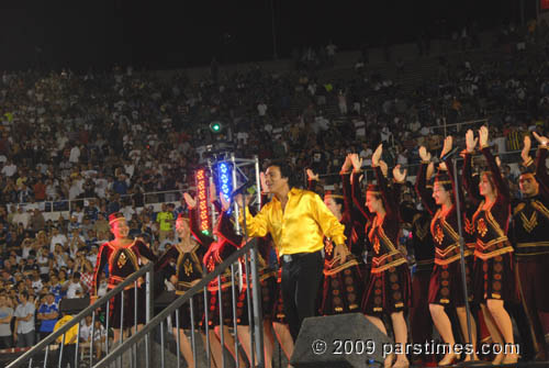 Andy Madadian performing at Rose Bowl (July 21, 2009) - by QH