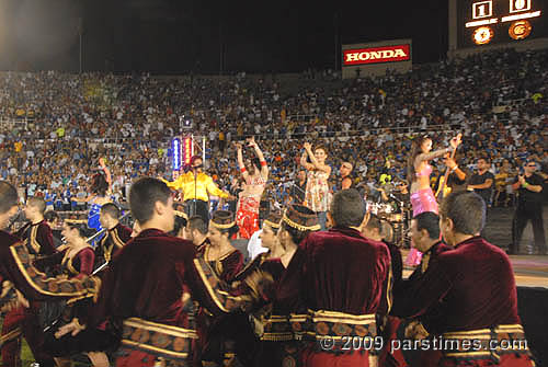 Andy Madadian performing at Rose Bowl (July 21, 2009) - by QH