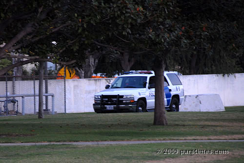 Police watching the demonstration  (September 24, 2009  - by QH