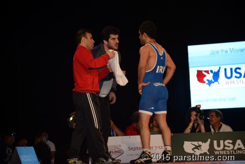 Coach Rasoul Khadem talks to Masoud Esmailpour